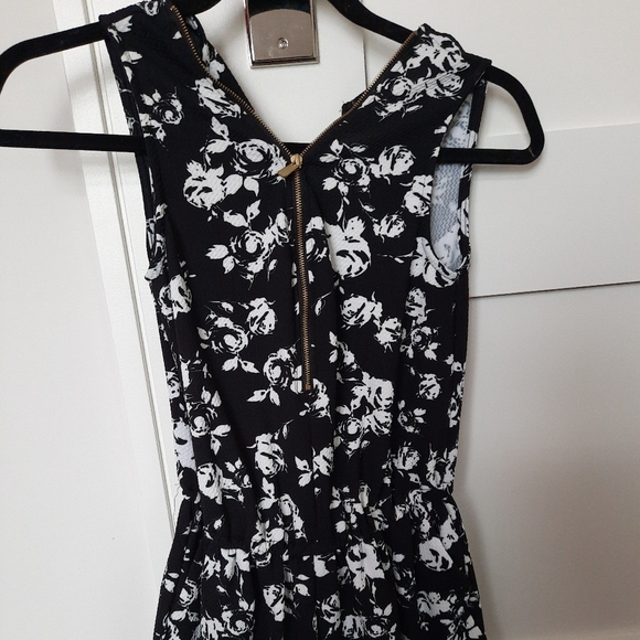 Jumpsuit (Armless) - Picture 3 of 4